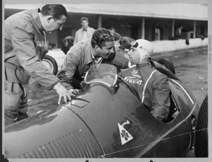 L'attore Amedeo Nazzari insieme al pilota Juan Manuel Fangio sul circuito dell'Autodromo di Monza per le riprese del film Ultimo incontro