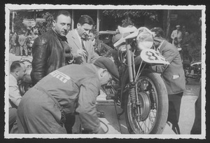 Preparazione e verifica delle motociclette prima della partenza