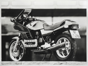 Motocicletta BWM, probabilmente modello K 100, equipaggiata con pneumatici Phantom