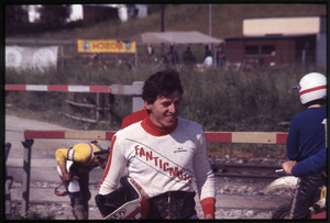 Il pilota Natale Noseda in Austria nel 1977. Il corridore era probabilmente impegnato nella partecipazione a una gara del Campionato europeo di Enduro, per la categoria 50 cc, su motocicletta Fantic Motor