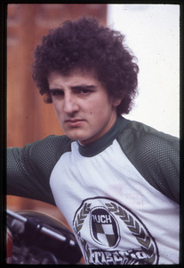 Il pilota Luigi Medardo a Pigna (IM) nel 1977: il corridore, probabilmente, prese parte a una gara di enduro con motocicletta Puch