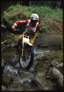 Un corridore durante una gara di motocross in Spagna