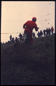 Servizio fotografico sulle gare motociclistiche fuoristrada realizzato dal fotografo Pepi Merisio nel 1976: un momento di una corsa. La motocicletta è equipaggiata con pneumatici MT 19 Regolarità Campeonato Español Sevilla