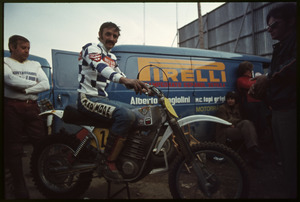 Il pilota Alberto Angiolini su motociclicletta Maico equipaggiata con pneumatici per motociclette da fuoristrada Campeonato Español Sevilla. Il corridore indossa una maglia del Moto Club Topi Grigi di Novara