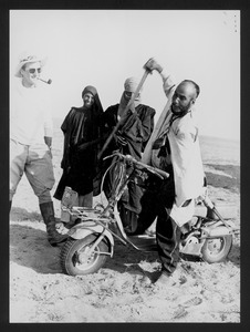 Alcune persone delle popolazioni autoctone in posa con Edoardo Mari e lo scooter Lambretta utilizzato per il raid