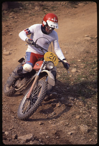 Il pilota Angelo Signorelli su motocicletta Fantic Motor durante una gara della specialità enduro
