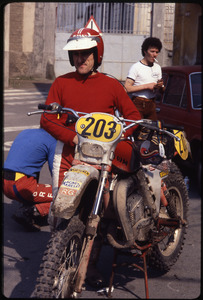 Il pilota Gualtiero Brissoni su motocicletta SWM, probabilmente prima di una gara