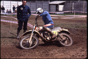 Un pilota, presumibilmente Pietro Miccheli, su motocicletta KTM
