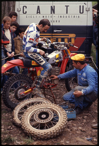 Il pilota Alberto Angiolini nel 1977, su motocicletta Maico equipaggiata con pneumatici MT 16 Campeonato Español Sevilla