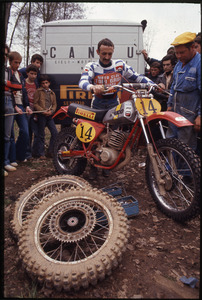 Il pilota Alberto Angiolini nel 1977, su motocicletta Maico equipaggiata con pneumatici MT 16 Campeonato Español Sevilla