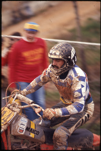 Il pilota Alberto Angiolini nel 1977, su motocicletta Maico equipaggiata con pneumatici MT 16 Campeonato Español Sevilla , durante una gara