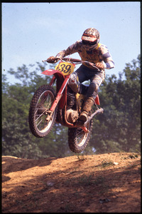 Il pilota Alberto Angiolini a Lombardore nel 1977. Il corridore era probabilmente impegnato in una gara del Campionato mondiale di Motocross, su motocicletta Maico. Il pilota indossa la maglia del Moto Club Topi Grigi di Novara