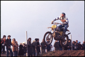 Il pilota Alberto Angiolini, su motocicletta Maico, durante una gara di motocross disputatasi nell'aprile 1977. Il corridore indossa la maglia del Moto Club Topi Grigi di Novara