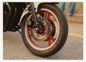 Pneumatico MP7, primo pneumatico radiale per motociclette da strada, adatto a veicoli in grado di superare la velocità di 230 km/h. L'MP7 fu presentato da Pirelli in occasione del Salone del Ciclo e del Motociclo di Milano del 1983. L'immagine è stata pubblicata da Fatti e Notizie (anno XXXIV, n. 8-9, dicembre 1983, p. 13)