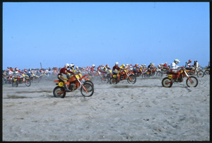 Gara di motocross sulla sabbia
