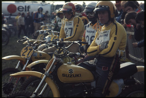 Un pilota su motocicletta Suzuki
