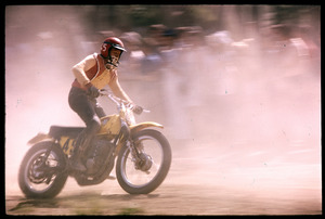 Un corridore su motocicletta Maico durante una gara disputatasi fuoristrada