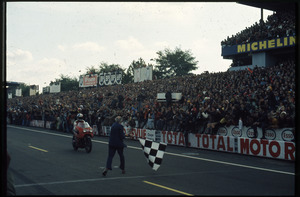 L'arrivo al traguardo di Thierry Tchernine, vincitore della corsa insieme a Gérard Debrock su Honda Japauto 969