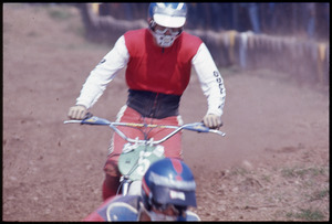 Il pilota Jim Pomeroy durante una gara di motocross, probabilmente su motocicletta Bultaco