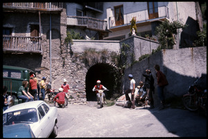 Il passaggio di un corridore in un centro abitato durante una gara motociclistica