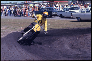 Il passaggio di un pilota su motocicletta Suzuki durante una gara motociclistica