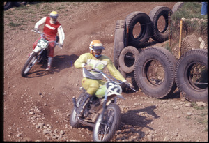 Il passaggio di due piloti durante un gara motociclistica fuoristrada, uno dei quali su motocicletta Yamaha