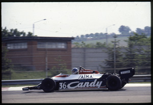 Il passaggio del pilota Derek Warwick su Toleman Hart n. 36