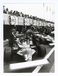 Il box Toleman con le vetture Toleman-Hart di Derek Warwick (n. 36) e di Brian Henton (n. 35)