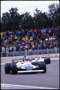 Il passaggio di Derek Warwick su Toleman-Hart n. 36, seguito da H&eacute;ctor Rebaque su Brabham Ford-Cosworth n. 6