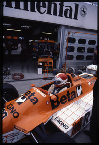 Il pilota Sigfried Stohr su Arrows-Ford Cosworth n. 30 equipaggiata con pneumatici Pirelli