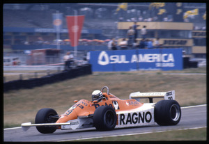 Il passaggio del pilota Riccardo Patrese su Arrows-Ford Cosworth n. 29 equipaggiata con pneumatici Pirelli