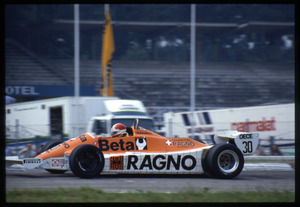 Il passaggio del pilota Sigfried Stohr su Arrows-Ford Cosworth n. 30 equipaggiata con pneumatici Pirelli