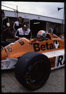 Il pilota Sigfried Stohr su Arrows-Ford Cosworth n. 30 equipaggiata con pneumatici Pirelli