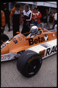 Il pilota Riccardo Patrese su Arrows-Ford Cosworth n. 29 davanti ai box Arrows