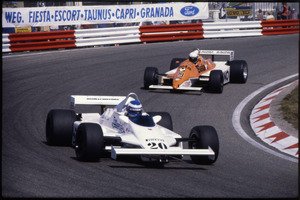 Il pilota Keke Rosberg su Fittipaldi-Ford Cosworth n. 20 seguito da Riccardo Patrese su Arrows-Ford Cosworth n. 29: entrambe le vetture sono equipaggiate con pneumatici Pirelli