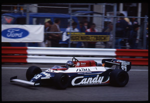 Il passaggio del pilota Brian Henton su Toleman-Hart n. 35 equipaggiata con pneumatici Pirelli