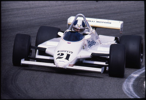 Il passaggio del pilota Chico Serra su Fittipaldi-Ford Cosworth n. 21 equipaggiata con pneumatici Pirelli