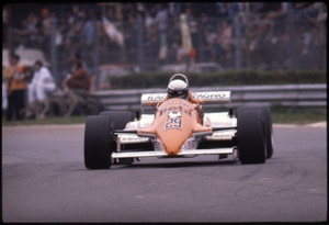 Il pilota Riccardo Patrese su Arrows-Ford Cosworth n. 29 equipaggiata con pneumatici Pirelli