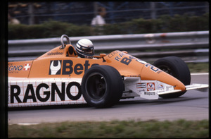 Il pilota Riccardo Patrese su Arrows-Ford Cosworth n. 29 equipaggiata con pneumatici Pirelli