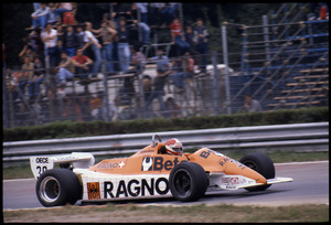 Il pilota Sigfried Stohr su Arrows-Ford Cosworth n. 30 equipaggiata con pneumatici Pirelli