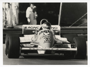 Il pilota Jacques Villeneuve Sr. su Arrows-Ford Cosworth n. 30 equipaggiata con pneumatici Pirelli