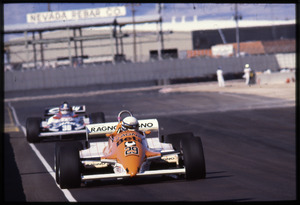 Il pilota Riccardo Patrese su Arrows-Ford Cosworth n. 29 equipaggiata con pneumatici Pirelli