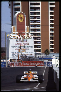 Il pilota Jacques Villeneuve Sr. su Arrows-Ford Cosworth n. 30 equipaggiata con pneumatici Pirelli