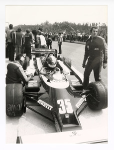 Il pilota Derek Warwick su Toleman-Hart n. 35 ai box