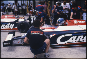 I piloti Derek Warwick (n. 35) e Teo Fabi (n. 36) su Toleman-Hart ai box