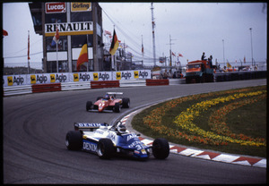 Il pilota Jean-Pierre Jarier su Osella-Ford Cosworth n. 31 seguito da Jochen Mass su March-Ford Cosworth n. 17. Entrambe le vetture sono equipaggiate con pneumatici Pirelli