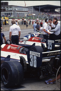 Il box Toleman con le vetture Toleman-Hart di Derek Warwick (n. 35) e Teo Fabi (n. 36), entrambe equipaggiate con pneumatici Pirelli