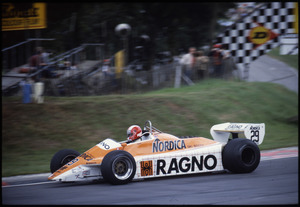 Il pilota Marc Surer su Arrows-Ford Cosworth n. 20 gommata Pirelli