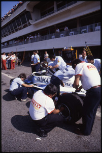Tecnici Osella e Pirelli al lavoro sull'auto del pilota Jean-Pierre Jarier