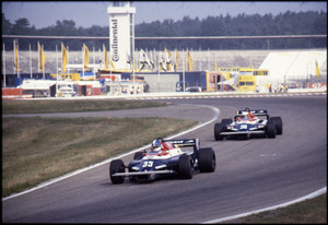 Il pilota Derek Warwick (n. 35) seguito da Teo Fabi (n. 36), entrambi su Toleman-Hart